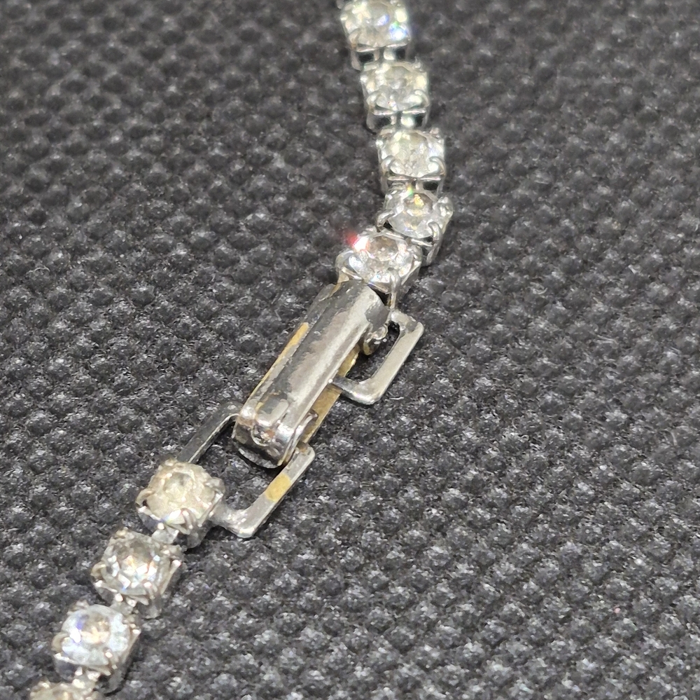 VINTAGE Clear Rhinestones in Silver Tone Setting Tennis Necklace - Picture 10 of 16
